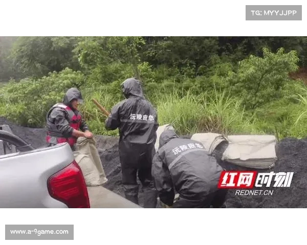暴雨肆虐中逆风而行 专业抢修队紧急修复排水系统确保城市畅通 暴雨肆虐中逆风而行 专业抢修队紧急修复排水系统确保城市畅通