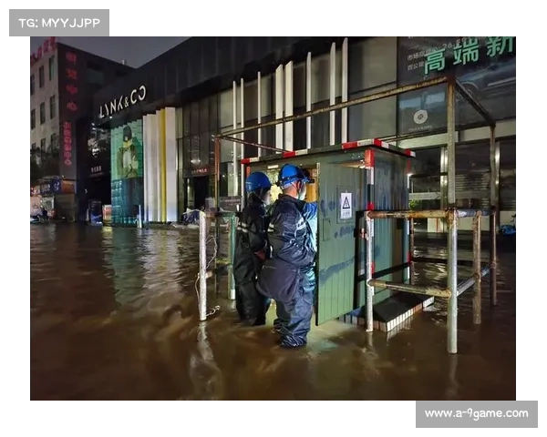 暴雨突袭北仑 志愿者十分钟内铺设百米防滑通道保障市民安全 暴雨突袭北仑 志愿者十分钟内铺设百米防滑通道保障市民安全